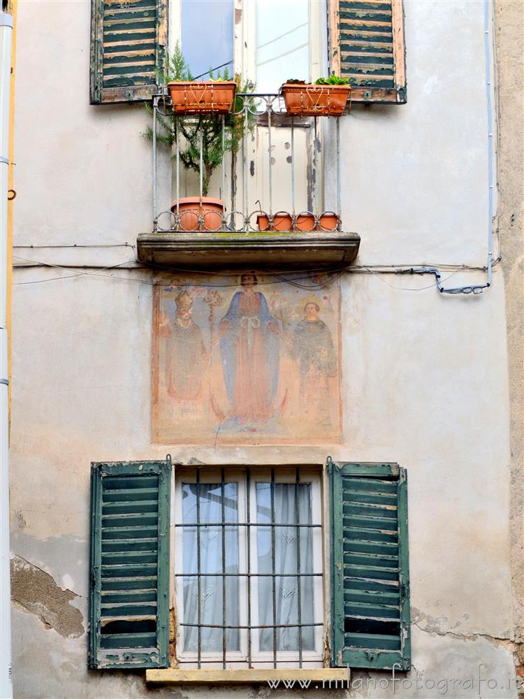 Castiglione Olona (Varese) - Facciata con affresco di un'antica casa del borgo